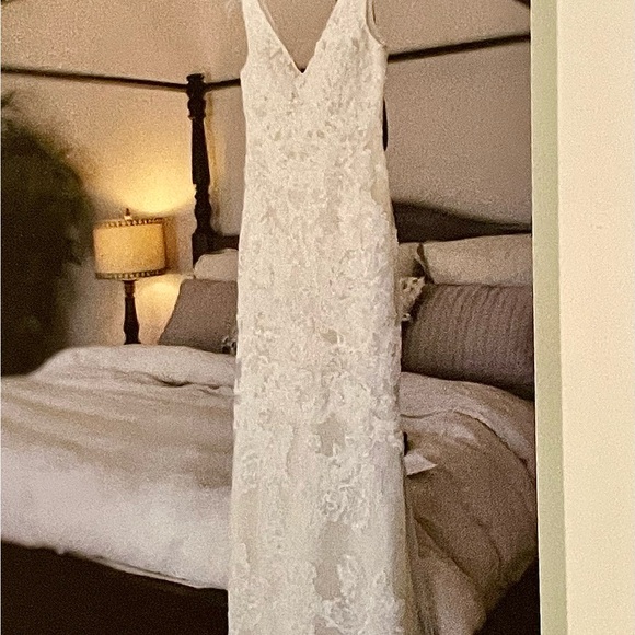 Elegant Ivory Lace Gown - Picture 1 of 10
